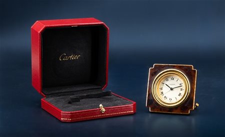 Cartier. 
Orologio da scrivania in metallo dorato e laccato, movimento meccanic