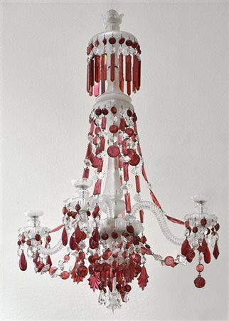 Manifattura di Boemia, secolo XX. Lampadario a quattro luci con fiori, collane