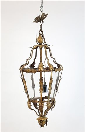 Lanterna a sospensione in ferro e lamierino dorato decorata da motivi a foglia