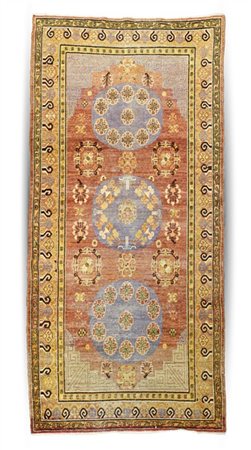 Tappeto Samarcanda, Turkestan orientale, secolo XX. Decoro Jarkand con tre meda