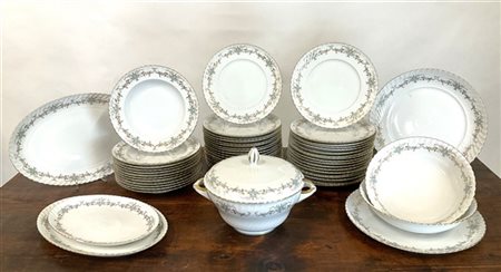 Manifattura tedesca. Parte di servizio da tavola in porcellana decorata in oro