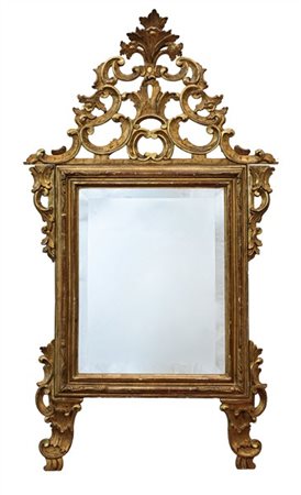 Specchiera in legno intagliato e dorato con cornice rettangolare modanata e pie