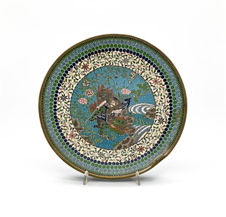 Piatto circolare in smalto cloisonnè con decori stilizzati e figura di combatte