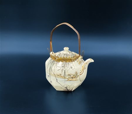 Teiera in porcellana dipinta in policromia e dorature con gru e volatili entro