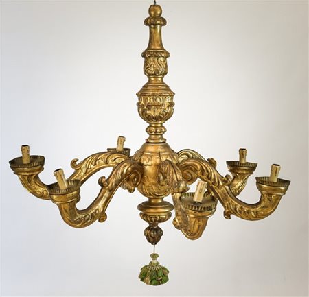 Lampadario a sei luci in legno intagliato e bracci a volute fogliate (h cm 93)