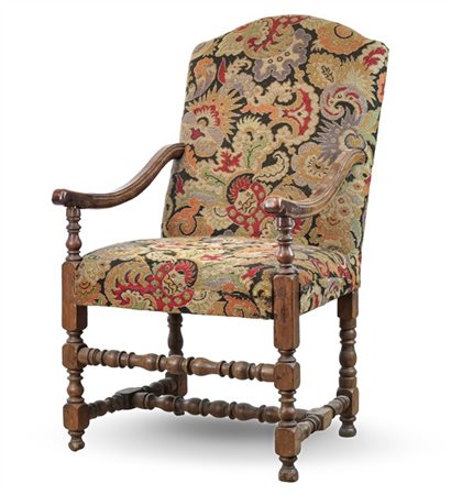 Poltrona in noce con braccioli mossi, gambe e traverse tornite a rocchetto, sed