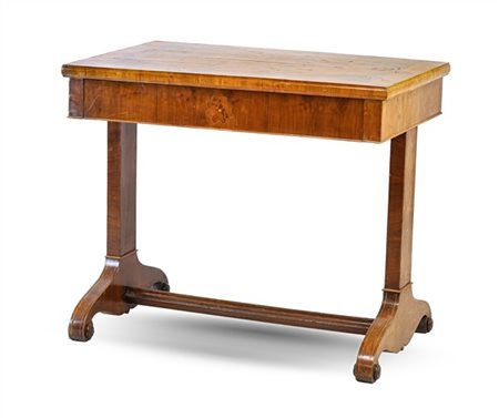 Scrittoio da centro lastronato e filettato in legni di varie essenze, un casset