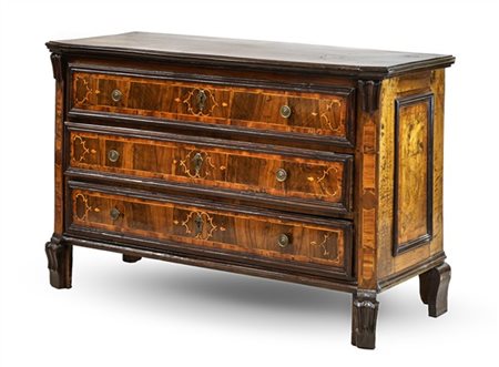 Antico cassettone in noce a tre cassetti sul fronte intarsiati in legni vari, p