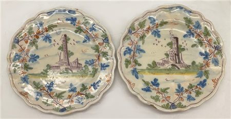 Manifattura lombarda, secolo XVIII. Coppia di piatti in maiolica a profilo poli