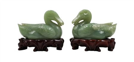 Coppia di sculture raffiguranti anatre in pietra dura verde scolpita
Cina, seco