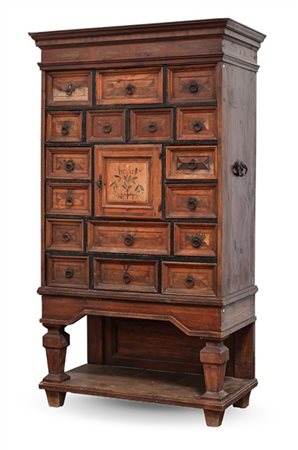 Stipo in legni vari con fronte a numerosi cassetti di diversa misura decorati d