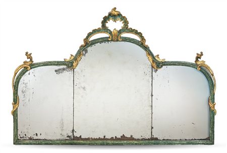 Caminiera in legno laccato e dorato con cornice sagomata e intagliata a volute