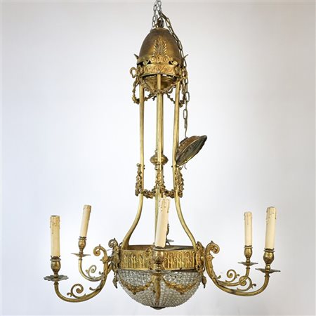 Lampadario a sei luci in metallo dorato con bracci a voluta e raccordi festonat