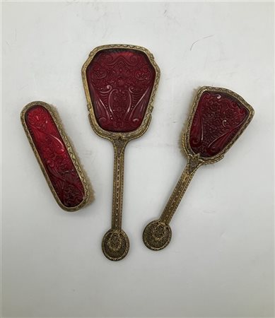 Parte di set da toilette in metallo dorato inciso, traforato con parti in vetro