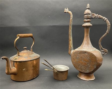 Due cartoni contenenti numerosi oggetti in rame, peltro e altri metalli di dive