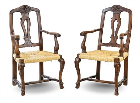 Coppia di poltrone in legno intagliato con schienale a giorno e cartella sagoma