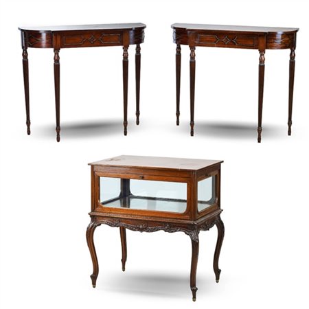 Lotto composto da una coppia di console in mogano con cassetto nella fascia, ga