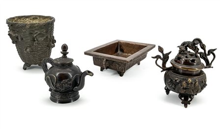 Lotto composto da quattro oggetti diversi in bronzo. Cina e Giappone, secolo XX