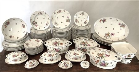 Manifattura del secolo XX. Servizio da tavola in porcellana decorata in policro