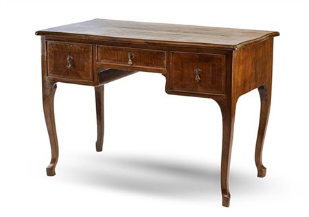 Scrivania da centro impiallacciata in legni vari con piano sagomato e fronte co