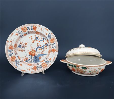 Lotto composto da una equelle biansata con coperchio in porcellana decorata a f