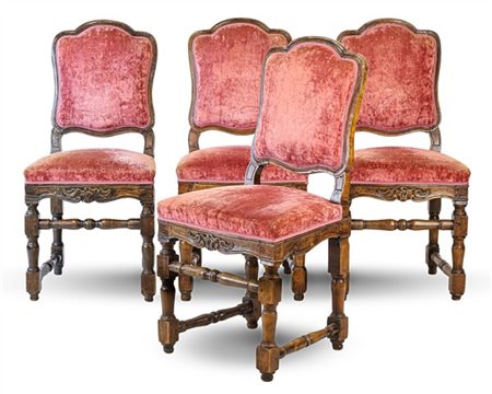 Gruppo di quattro sedie in noce con gambe tornite a rocchetto e schienale sagom