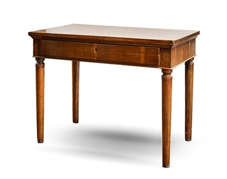 Scrittoio da centro in legni vari con cassetto nella fascia e gambe tornite. Se