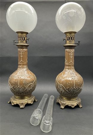 Manifattura francese, secolo XIX. Coppia di vasi a bottiglia in porcellana deco