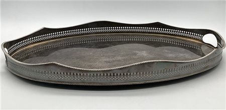 Due vassoi in metallo argentato di cui uno biansato con bordure a foglie (cm 74