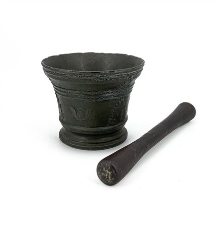 Antico mortaio in bronzo decorato a volute e teste di cherubini (cm 15x18) con