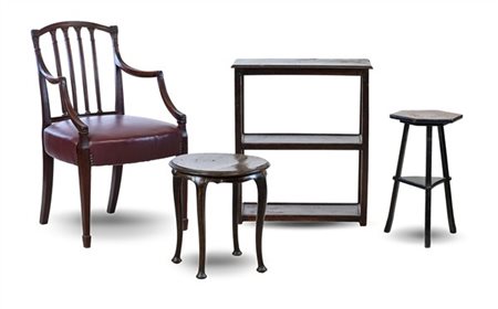 Lotto composto da due tavolini, una poltrona ed una piccola etagere di forme ed