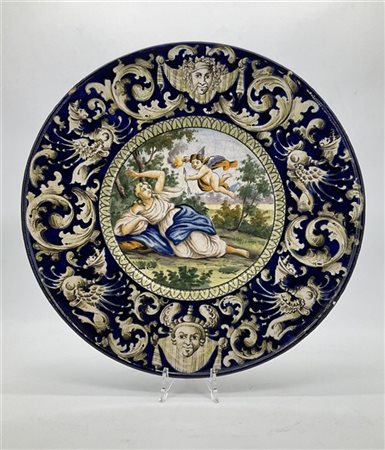 Manifattura dell'Italia centrale, secolo XX. Coppia di piatti da parata in maio