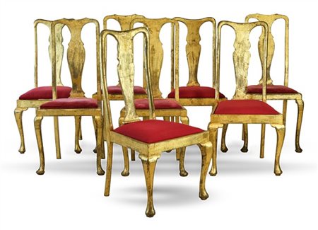 Gruppo di otto sedie in legno dorato, schienale con cartella sagomata e gambe m