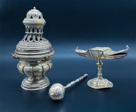 Lotto in metallo argentato composto da turibolo a corpo costolato e traforato,
