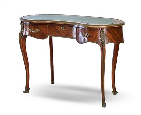 Scrittoio da centro con piano a fagiolo impiallacciato in legni vari, fronte a