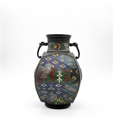 Vaso biansato di forma sfaccettata in metallo e smalto cloisonné decorato a fio