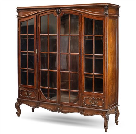 Mobile vetrina in mogano massello e lastronato con decori intagliati a volute f