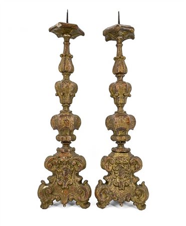 Coppia di candelieri in legno intagliato con fronte dorato e fusto tornito, dec