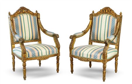 Coppia di poltrone in legno intagliato e dorato con cimasa traforata e decorata