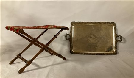 Vassoio biansato in metallo argentato con bordi decorati a volute e piano incis