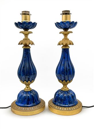 Coppia di basi per lampada da tavolo con fusto e bobeche costolati in ceramica