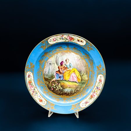 Manifattura di Sèvres, secolo XIX. Piatto in porcellana dipinta in policromia c