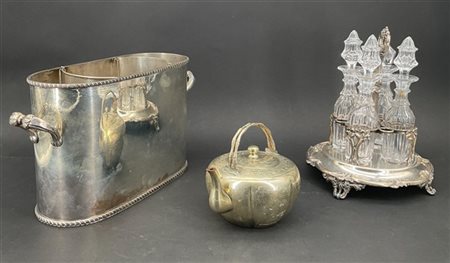 Due cartoni contenenti numerosi oggetti in metallo argentato e altri metalli di