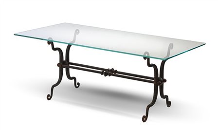 Tavolino da salotto in ferro battuto con sostegni a volute raccordati da traver