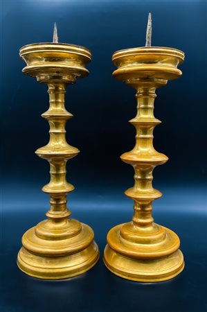 Coppia di portacero in bronzo dorato con fusto a rocchetto. Secolo XVIII (h cm