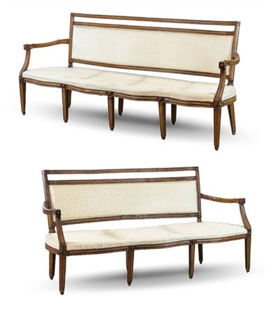 Due divani di forma sagomata in legno decapato di cui uno a quattro posti e l'a