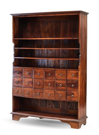 Mobile in legno tinto mogano a cinque ripiani a giorno e diciotto cassettini (c