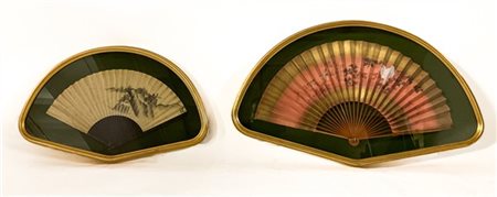 Lotto composto da quattro ventagli orientali con decori diversi, in teche sagom