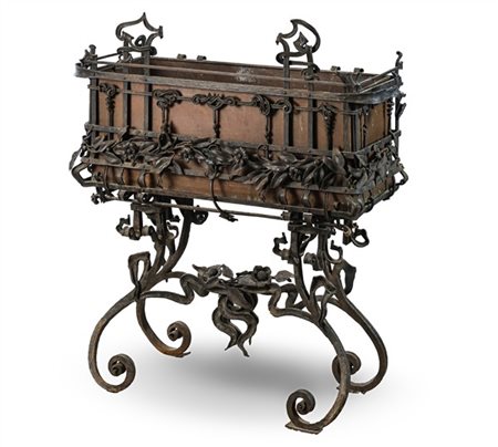 Fioriera Liberty in ferro battuto decorato a fiori, foglie e volute. Vasca in r