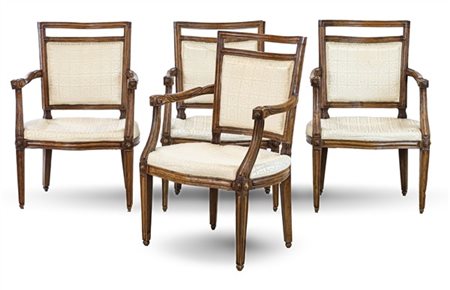 Gruppo di quattro poltrone in legno decapato di forma sagomata con sedute e sch